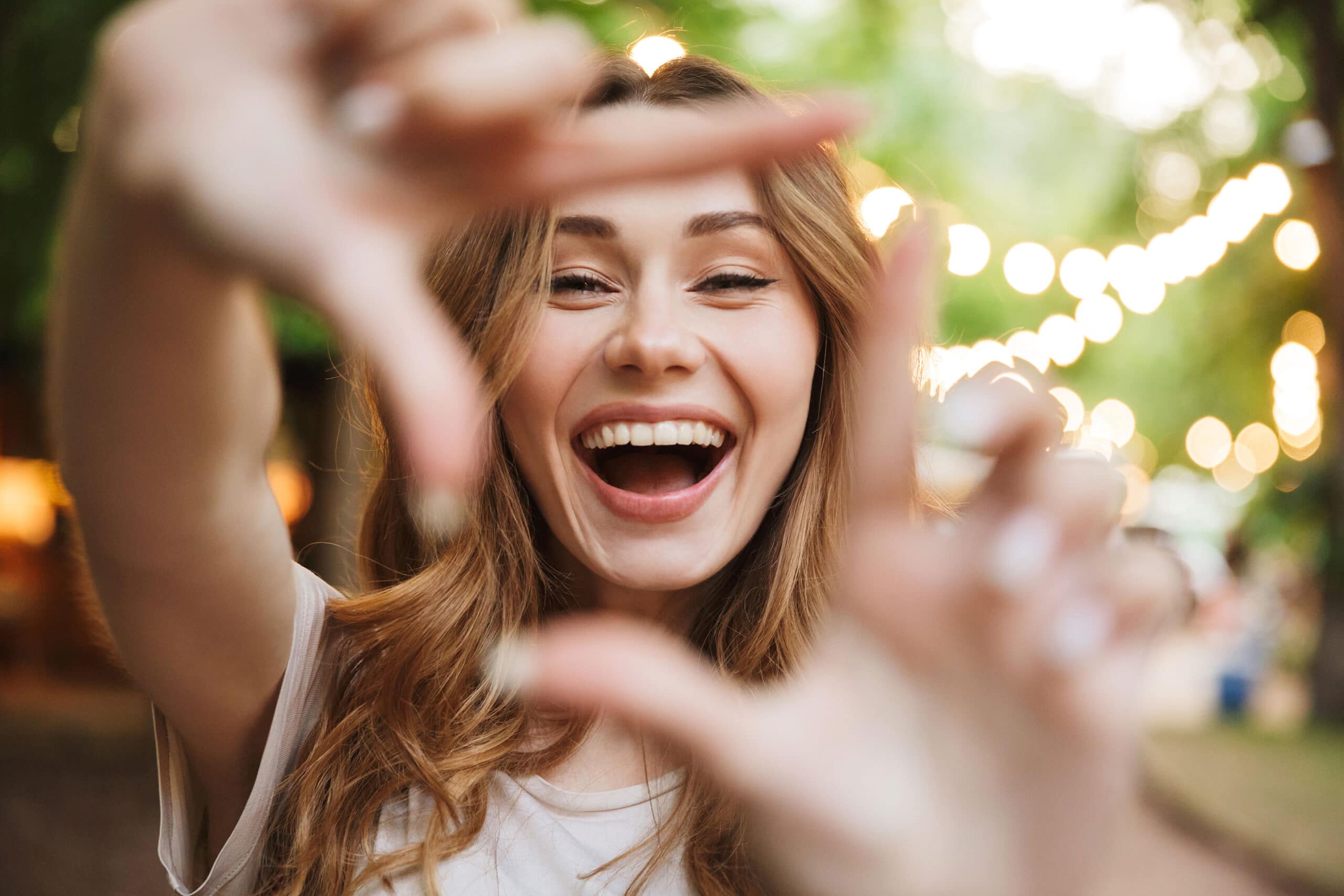 Femme heureuse montrant un sourire éclatant, symbolisant la dentisterie générale et les soins dentaires de qualité à Boucherville.